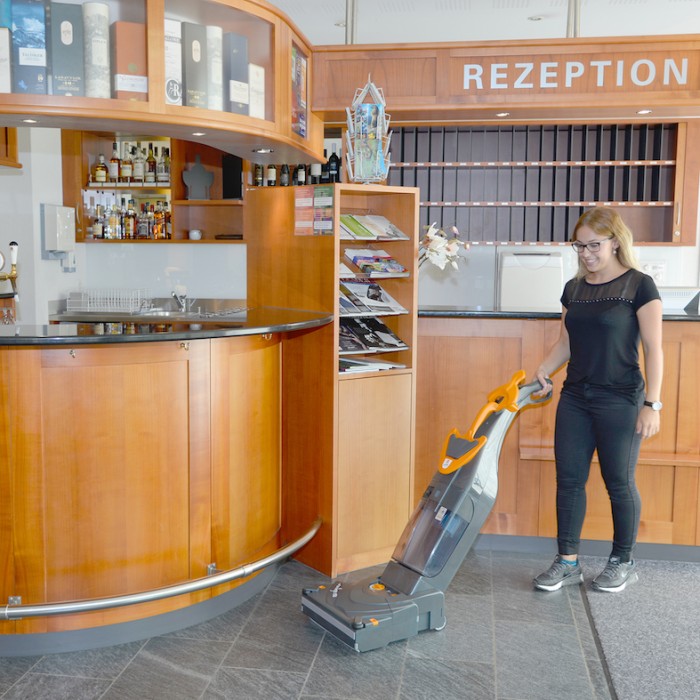 7524165 TASKI swingo 150 B Li-Ion Ультракомпактная вертикальная поломоечная машина, оснащенная литий-ионным аккумулятором