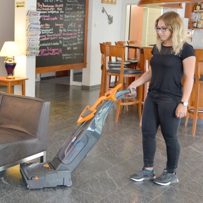 7524165 TASKI swingo 150 B Li-Ion Ультракомпактная вертикальная поломоечная машина, оснащенная литий-ионным аккумулятором