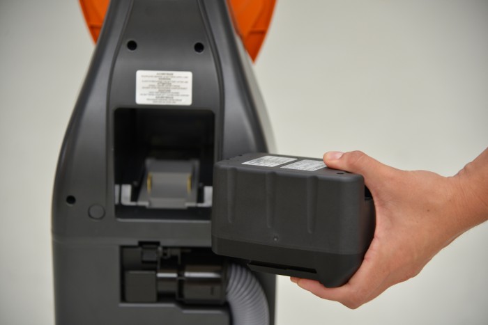 7524165 TASKI swingo 150 B Li-Ion Ультракомпактная вертикальная поломоечная машина, оснащенная литий-ионным аккумулятором