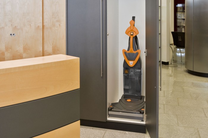 7516209 TASKI swingo 150 E Ультракомпактная вертикальная кабельная поломоечная машина